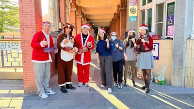 114.12.24聖誕喜洋洋-校門口發點心